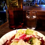 オステリアブッコ ボロネーゼ - +150円でグリーンサラダ。お水はレモン入り(^^)