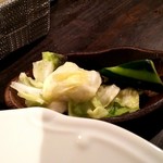 オステリアブッコ ボロネーゼ - キャベツと胡瓜のピクルス