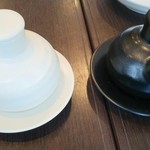 中国レストラン 雪園 - 白が赤酢、黒が黒酢