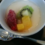 中国レストラン 雪園 - フルーツが結構入っています