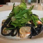 カーサ・デル・チーボ - イカ墨を練り込んだタリオリーニ 国産車海老と北海あさり和え