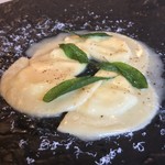 カーサ・デル・チーボ - 3種のチーズを詰めたラビオリ“メッツァルーナ”