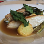 カーサ・デル・チーボ - 地鶏 シャモロックもも肉、胸肉 それぞれ2種の調理法で インブロード仕立て