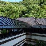 この渡り廊下を渡ります。