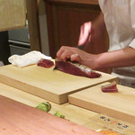 二条城ふる田 - ケンケン鰹に包丁。カウンター前の板場