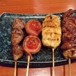 右から、鶏レバー（100円＋税）、つくね（150円＋税）、ベーコントマト（150円＋税）、砂肝（100円＋税）