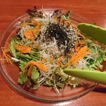 串焼き　鳥吉 - しらすとごま油のサラダ（680円＋税）