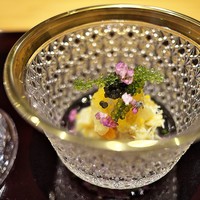 祇園 にし - 毛ガニに白ずいき、海ぶどうを配して、土佐酢もジュレ。ガラス食器の美しさにうっとり☆