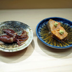 日本橋蛎殻町 すぎた - [ツマミ]甘く煮付けたあん肝とホタルイカ、新政の貴醸酒（きじょうしゅ）を添えて