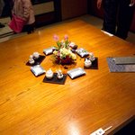 三松 - 奥の座敷の大テーブル。混んできたら合い席になるそうです。