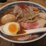 梅花亭 - 全部乗せラーメンです！レアチャーシューも乗ってますぅ