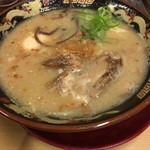 鹿児島ラーメン 豚とろ - 半熟たまご入り豚トロラーメン870円