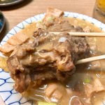 もつ焼き じんちゃん - 煮込みリフトアップ