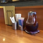 テーブルの上にお茶が置いてあります♪