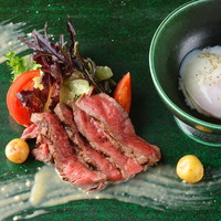 岐阜県産 飛騨牛ランプ肉のロースト シーザーサラダ仕立て こだわり卵の温泉卵添え