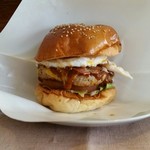 ハンバーガーショップ ロクモンセン - 目玉焼き、チーズ（１００円）とベーコン（１５０円）をはさんでもらいました
