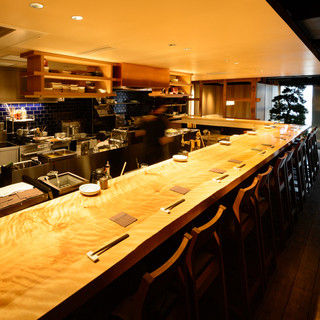 A Japanese space filled with the warmth of wood. There are also seats with a small raised area.