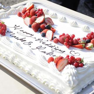 You can write a message on the cake for free.