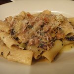 オカピート - 仔牛と茄子の白いミートソースのリガトーニ