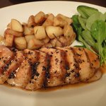 オカピート - ハンガリー産マンガリッツァ豚ロース肉の炭火焼きローズマリー風味のジャガイモ添え