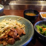 ステーキしま - ステーキ定食1600円。サラダ・シジミ汁・漬物・ドリンク付