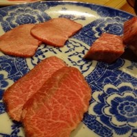 焼肉すどう 春吉 - ◆お肉3種・・牛タン（繊維を縦に切った品）・ランプ（ネクタイ部分）・ハラミなど。