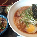 食堂楽 ひさご  - 醤油ラーメンとミニ牛丼セット