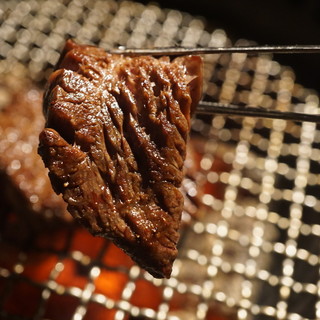 オーダーが入ってから、素材に合わせてカットする極上肉