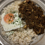 イドコロネ - インド風カレー&ミニサラダ（オリジナル） ¥800 のインド風カレー（オリジナル）