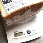 ラ・ブランジュリ キィニョン - 食パン半斤計量。