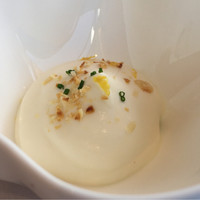 フィリップ・ミル 東京 - 白バルサミコで出したという軽い酸味と甘みが印象的なホワイトアスパラのムース。下にはジューシーなサクッとしたジャストなキュイソンのホワイトアスパラのデ（角切り）
