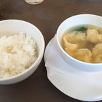 龍天楼 - セットのご飯と中華玉子スープ