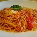 ピアットロッソ - 完熟トマトとモッツアレラのバジリコ風味