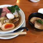 らーめん専門 うしおととり - 限定 味玉はまぐり醤油ラーメン¥900、ミニチャーシュー丼¥320