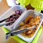 老広東 - 卓上に常備された２種類の漬物