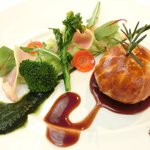 レストランひらまつ レゼルヴ - 特別ランチ<平日限定> 1980円 の鴨肉のパイ包み 赤ワインソース