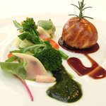 レストランひらまつ レゼルヴ - 特別ランチ<平日限定> 1980円 の鴨肉のパイ包み 赤ワインソース