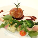 レストランひらまつ レゼルヴ - 特別ランチ<平日限定> 1980円 の鴨肉のパイ包み 赤ワインソース