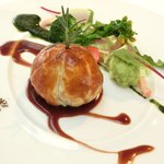 レストランひらまつ レゼルヴ - 特別ランチ<平日限定> 1980円 の鴨肉のパイ包み 赤ワインソース