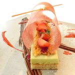 レストランひらまつ レゼルヴ - 特別ランチ<平日限定> 1980円 の苺のデザート