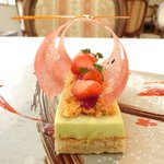 レストランひらまつ レゼルヴ - 特別ランチ<平日限定> 1980円 の苺のデザート