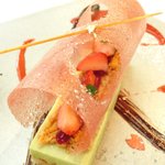 レストランひらまつ レゼルヴ - 特別ランチ<平日限定> 1980円 の苺のデザート