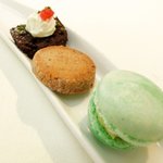 レストランひらまつ レゼルヴ - 特別ランチ<平日限定> 1980円 のオレンジのサフレ、ピスタチオのマカロン限定> 1980円 のオレンジのサフレ、ピスタチオのマカロン、ガトーショコラ