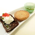 レストランひらまつ レゼルヴ - 特別ランチ<平日限定> 1980円 のオレンジのサフレ、ピスタチオのマカロン限定> 1980円 のオレンジのサフレ、ピスタチオのマカロン、ガトーショコラ