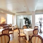 レストランひらまつ レゼルヴ - 店内のテーブル席の風景です