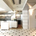 レストランひらまつ レゼルヴ - 店内のテーブル席の風景です