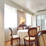 レストランひらまつ レゼルヴ - 店内のテーブル席の風景です