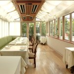 レストランひらまつ レゼルヴ - 店内のテーブル席の風景です