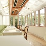 レストランひらまつ レゼルヴ - 店内のテーブル席の風景です