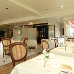 レストランひらまつ レゼルヴ - 店内のテーブル席の風景です